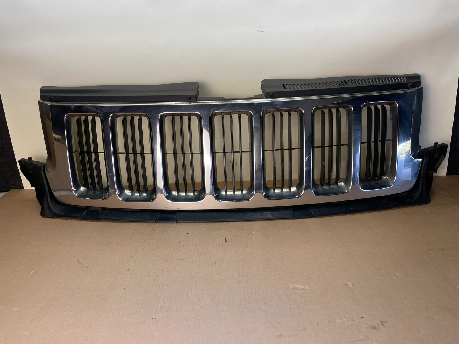 2011 to 2013 Jeep Grand Cherokee Front Upper Grill Grille OEM AI4196 DG
