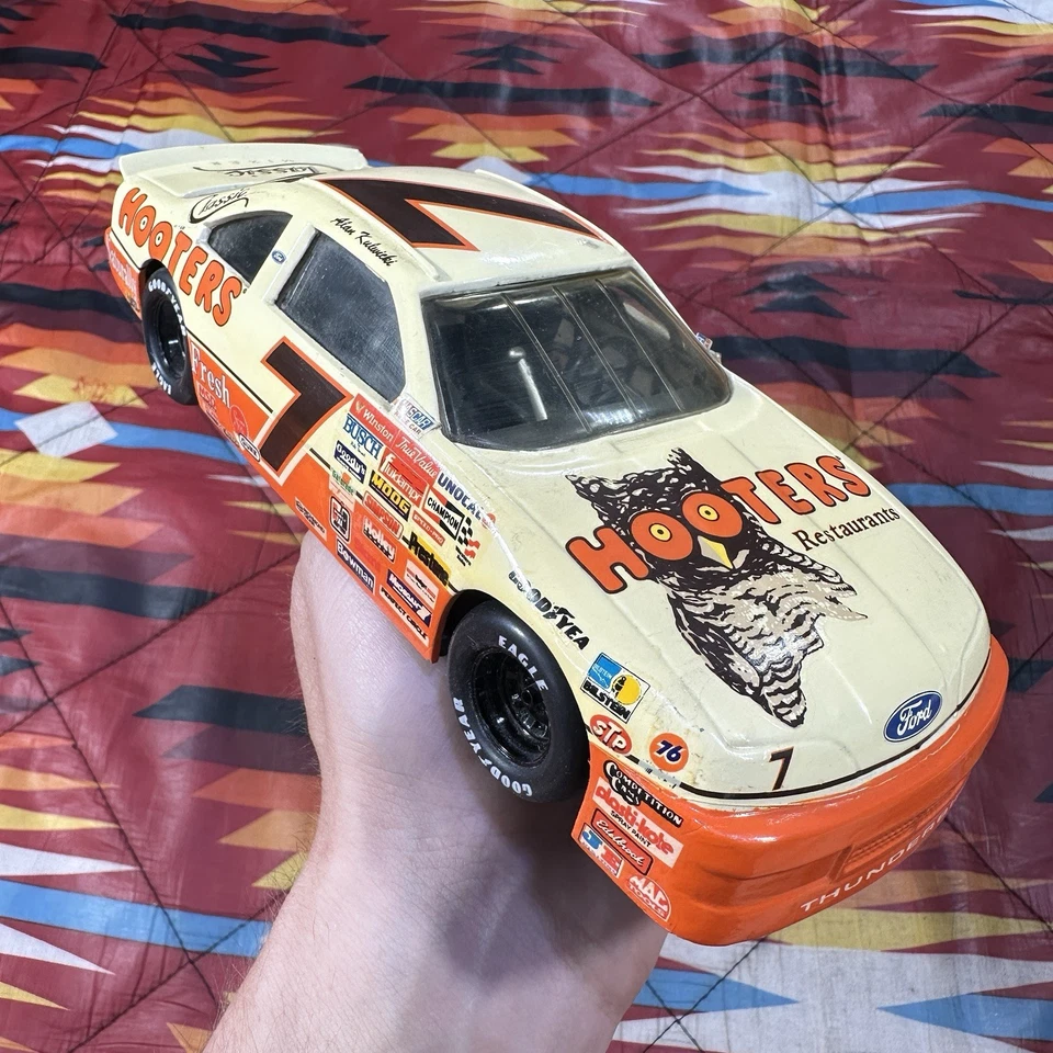 #7 Alan Kulwicki Racing Champions 1992 Hooters Thunderbird Diecast 1:24 - Image 2 of 4
