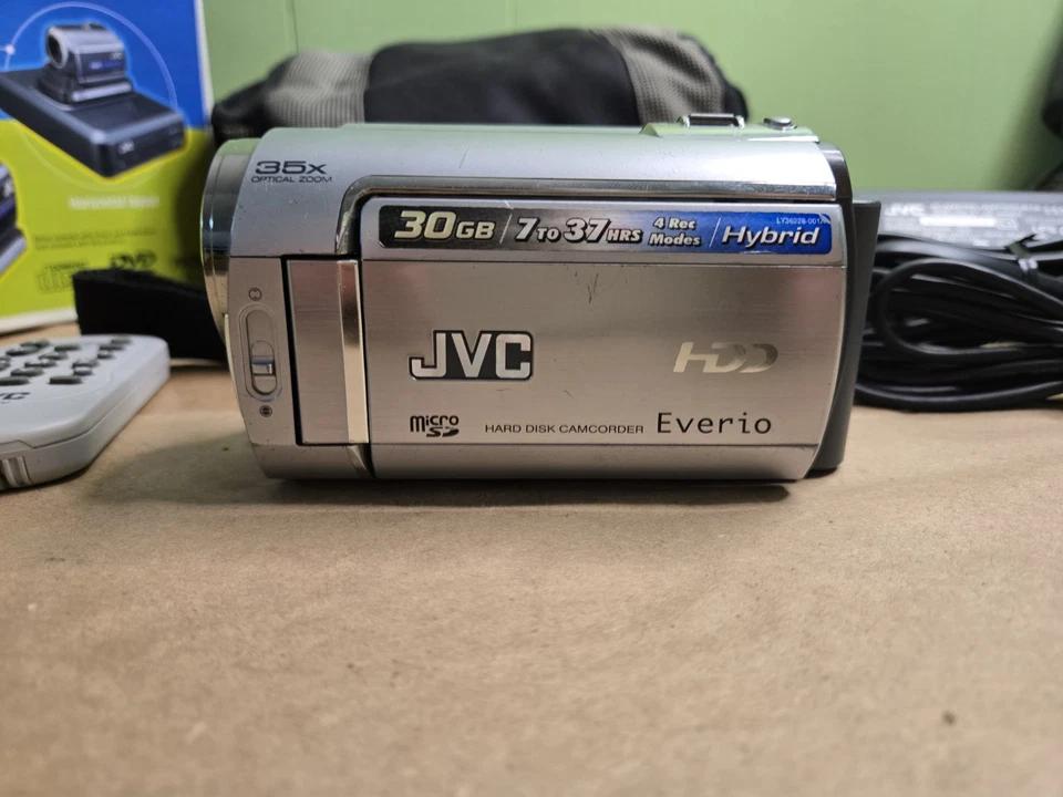 JVC Everio GZ-MG330HU 30GB HDD 35x W/remote + CU-VD20 Share Station No Charger - Image 2 of 4