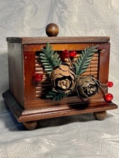 Vtg.   Pine cone wooden  Christmas Box