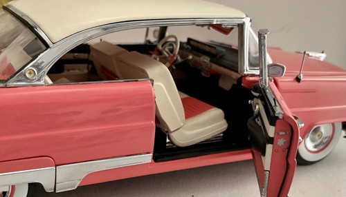 Danbury Mint 1:24 1956 Lincoln Premier Coupé in corallo e bianco - Foto 7 di 9