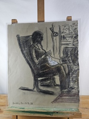ORIGINAL 1977 KOHLE UND PASTELL ZEICHNUNG SITZENDE FRAU NÄHEN INNENSZENE
