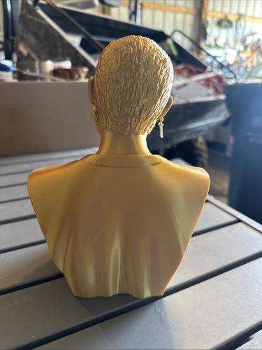 Post Malone Statue  - Bild 7 von 12