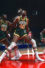 Marvin Webster Seattle Supersonics works for position on Wes Unsel- Old Photo 1