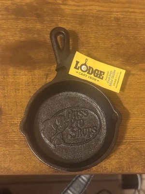 Bass Pro Shop Lodge Cast Iron 3.5'' Mini Skillet Frying Pan Dual Spout LMS3BP