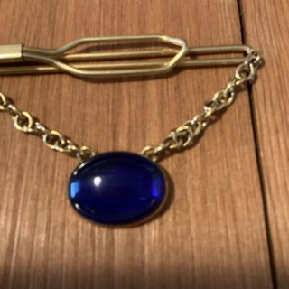 Fermacravatta vintage tono oro con pietra lucite blu e catena.
