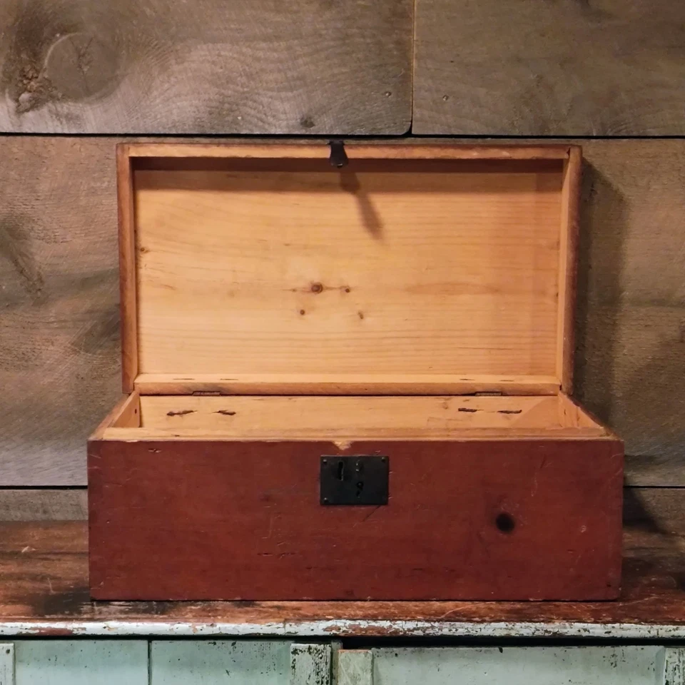 18th Century Dovetailed Keepsake Box - Image 2 of 4