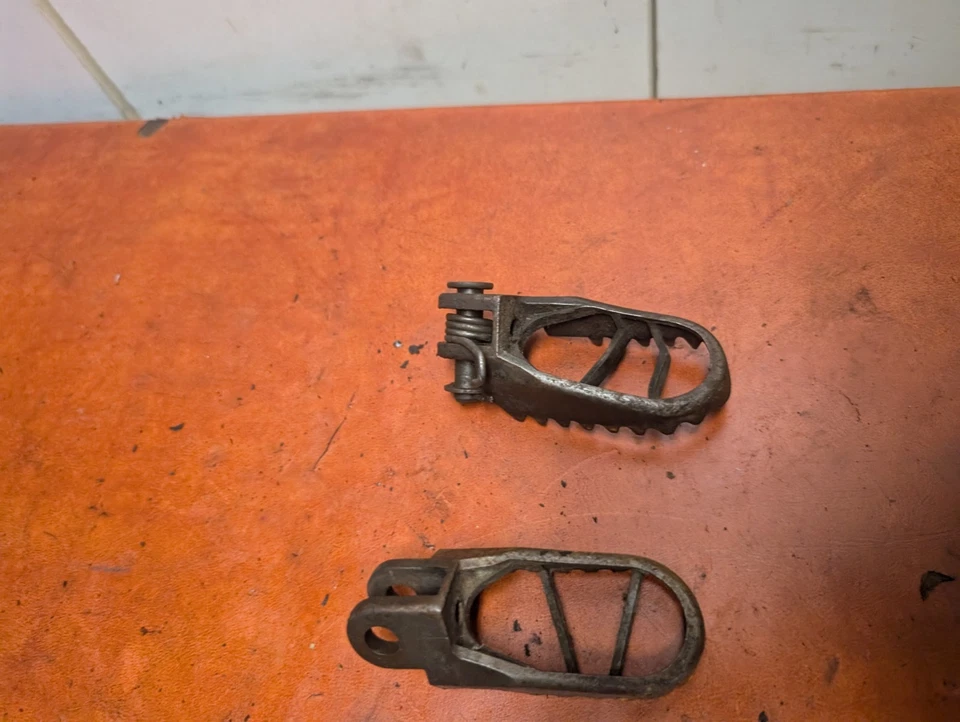 Комплект оригинальных левых и правых ножных колышков для Suzuki RM 125 250 1996 - 2000 годов выпуска - Изображение 4 из 4