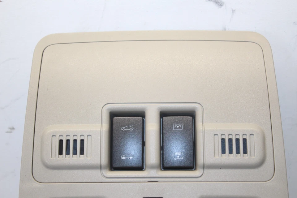 2010 - 2016 CADILLAC SRX ВЕРХНЯЯ КУПОЛЬНАЯ ЛАМПА С ЭЛЕМЕНТАМИ УПРАВЛЕНИЯ ЛЮКОМ НА КРЫШЕ OEM - Изображение 3 из 4