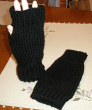 LADIES HAND KNITTED  FINGER LESS GLOVES  WRIST WARMERS  ONE SIZE  NEW