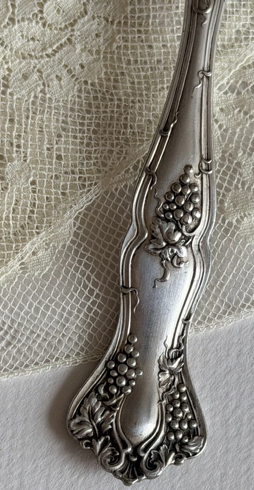Cuchillo de mantequilla ornamentado placa de plata 1847 Rogers Bros DE COLECCIÓN Grape Vine Foto 2 de 4