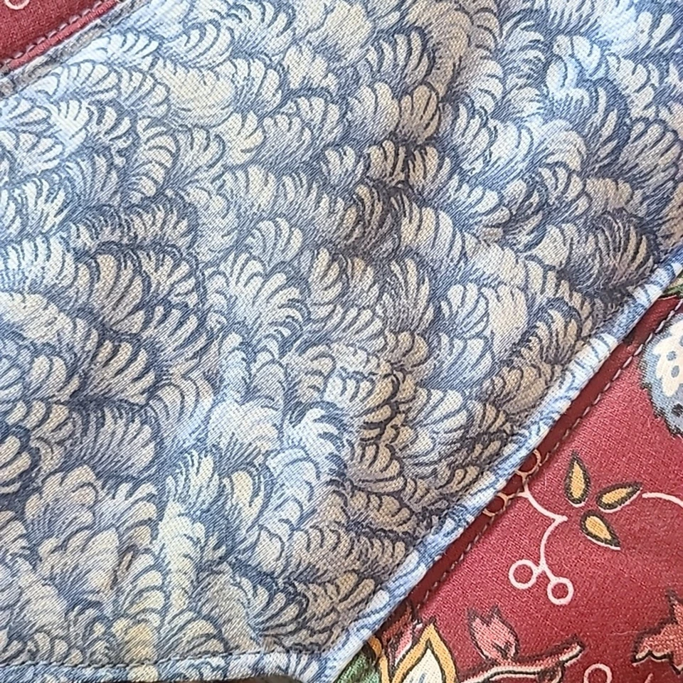 Vintage 28" wide Floral Quilted Decor Handmade Red Blue Sunburst Table Topper - Image 3 of 4