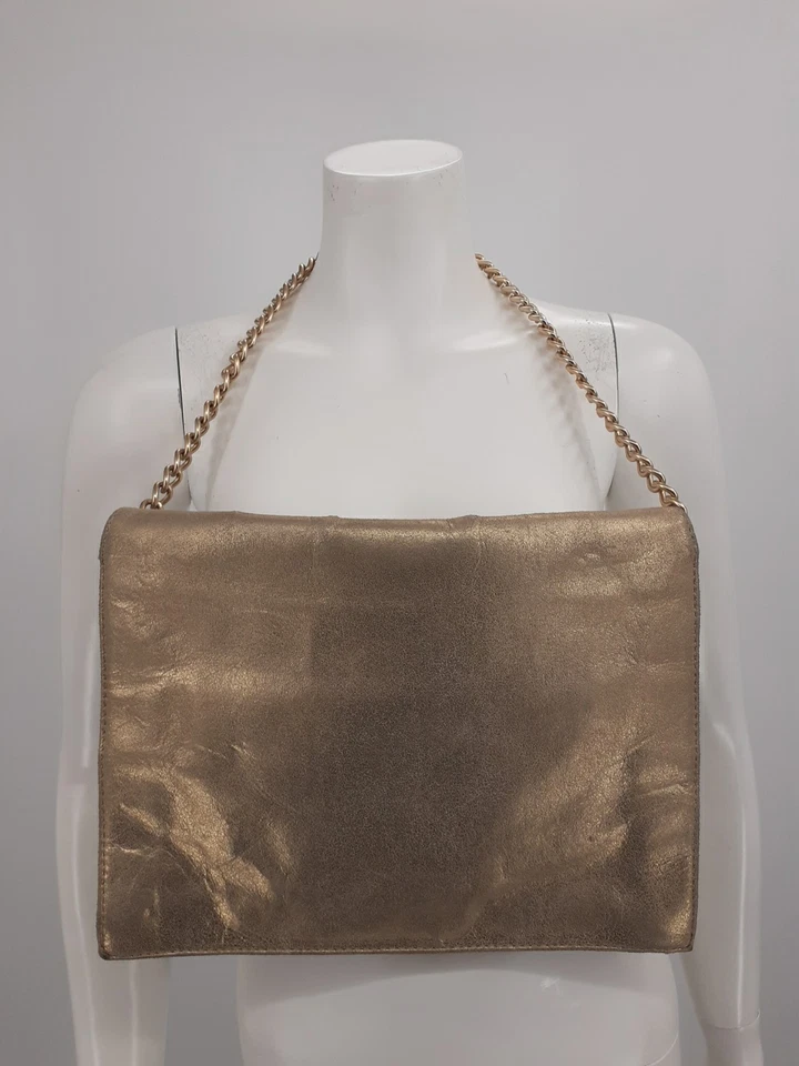 Bolso sin asas Foley & Corinna de cuero dorado con letras grandes con solapa para noche fiesta Foto 4 de 4