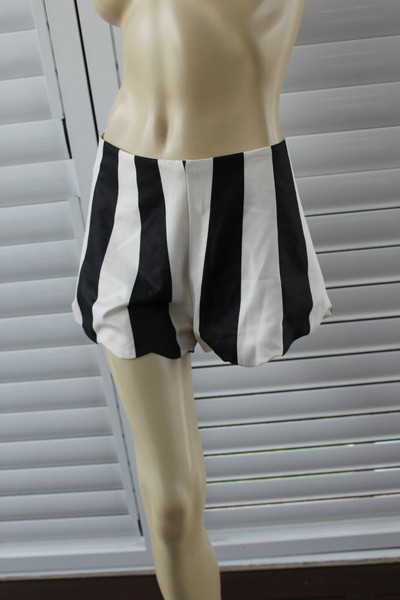 🫒SIZE 8 RUMOR BLACK & WHITE STRIPED SCALLOP HEM ZIP BACK SATEEN DRESS SHORTS