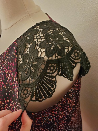 City streets size 1x blouse. Cute flower lace shoulders~ - 第 4/7 張圖片