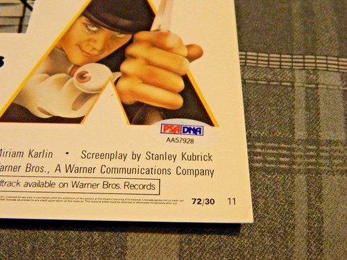 Scheda Lobby Malcolm McDowell firmata arancione meccanica originale 1971 PSA AA57928 - Foto 4 di 8