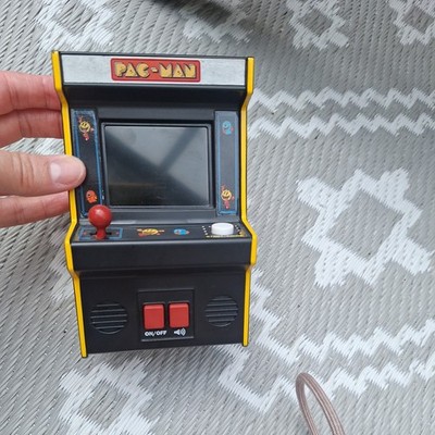 BASIC FUN ARCADE CLASSICS PAC-MAN MINI HANDHELD SPIEL MIT TFT BILDSCHIRM - 09674