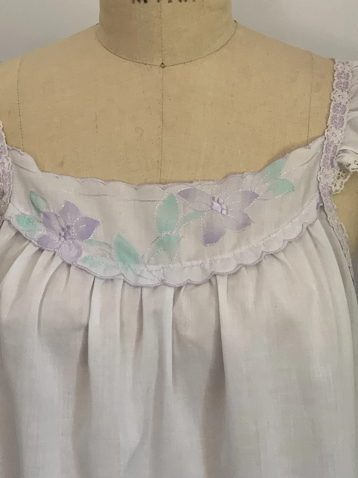 Camisón corto para mujer lavanda bebé muñeca con bordado y manga de gorra pequeño/mediano Foto 2 de 4