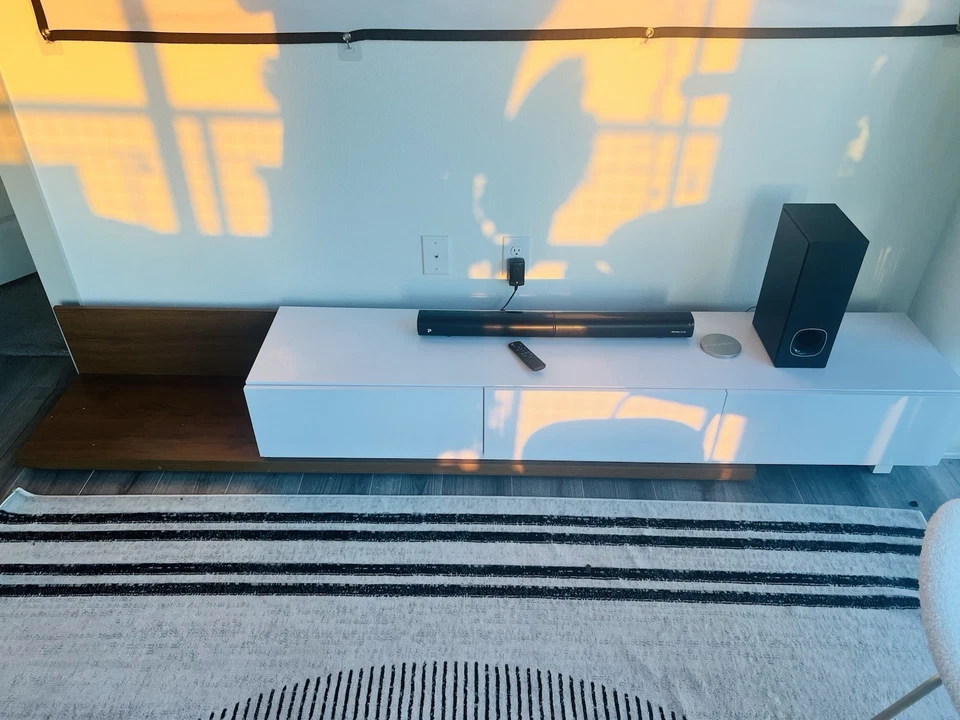 Moderno soporte de TV blanco/roble.  78”-156” reversible Foto 2 de 4