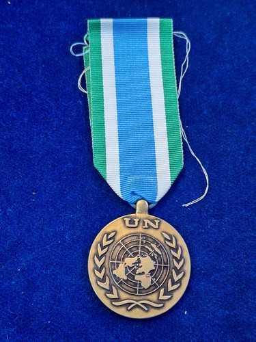 U.N UNITED NATIONS MEDAL FOR MOZAMBIQUE FULL SIZE WITH RIBBON ORIGINAL - Picture 1 of 2