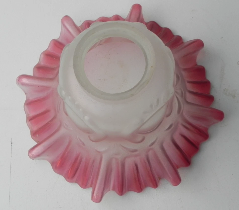 ANCIENNE TULIPE de LAMPE en VERRE ROSE DEGRADE PLISSE et MOTIF en RELIEF 18,5 cm - Photo 4/4