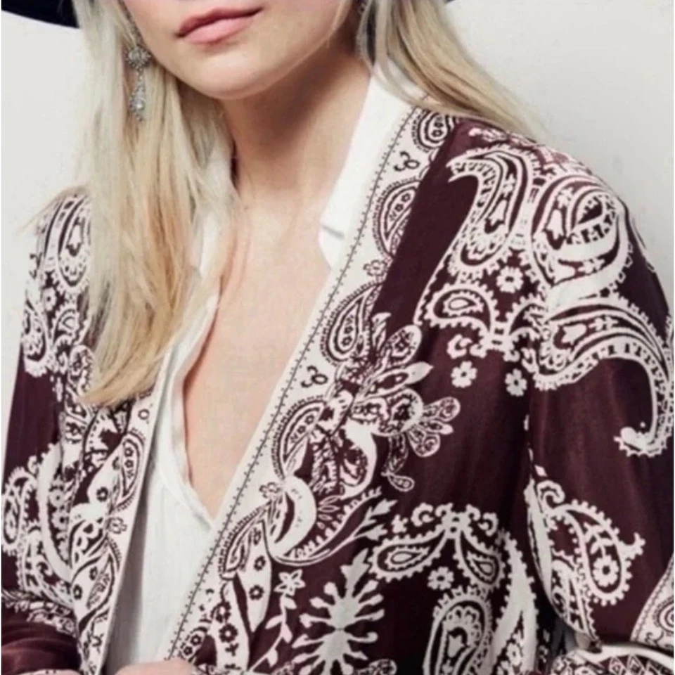 FREE PEOPLE Caoba Marrón Satén Bandana Estampado Plumero Largo Kimono Talla S {LL24} Foto 2 de 4