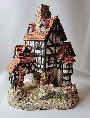 David Winter Squires Hall 1985 Cottage - Hand Painted Fine Detail No Box