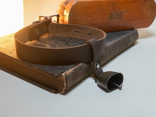 Locking Hucow Collar with Original Cowbell in Brown Leather - Picture 8 of 10