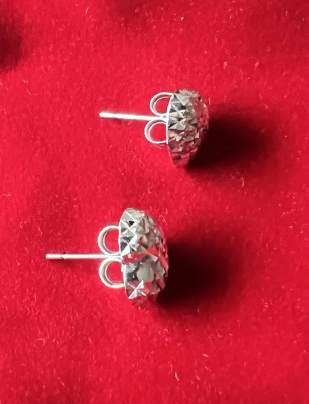 Elegant 14K White Gold Heart Shaped Earrings 2g Solid Gold Rarely Worn Romantic  - Image 4 of 4