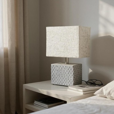 Stilvolle cremefarbene Zement Tischlampe mit Stoffschirm - kompakte Beleuchtung für Schlafzimmer