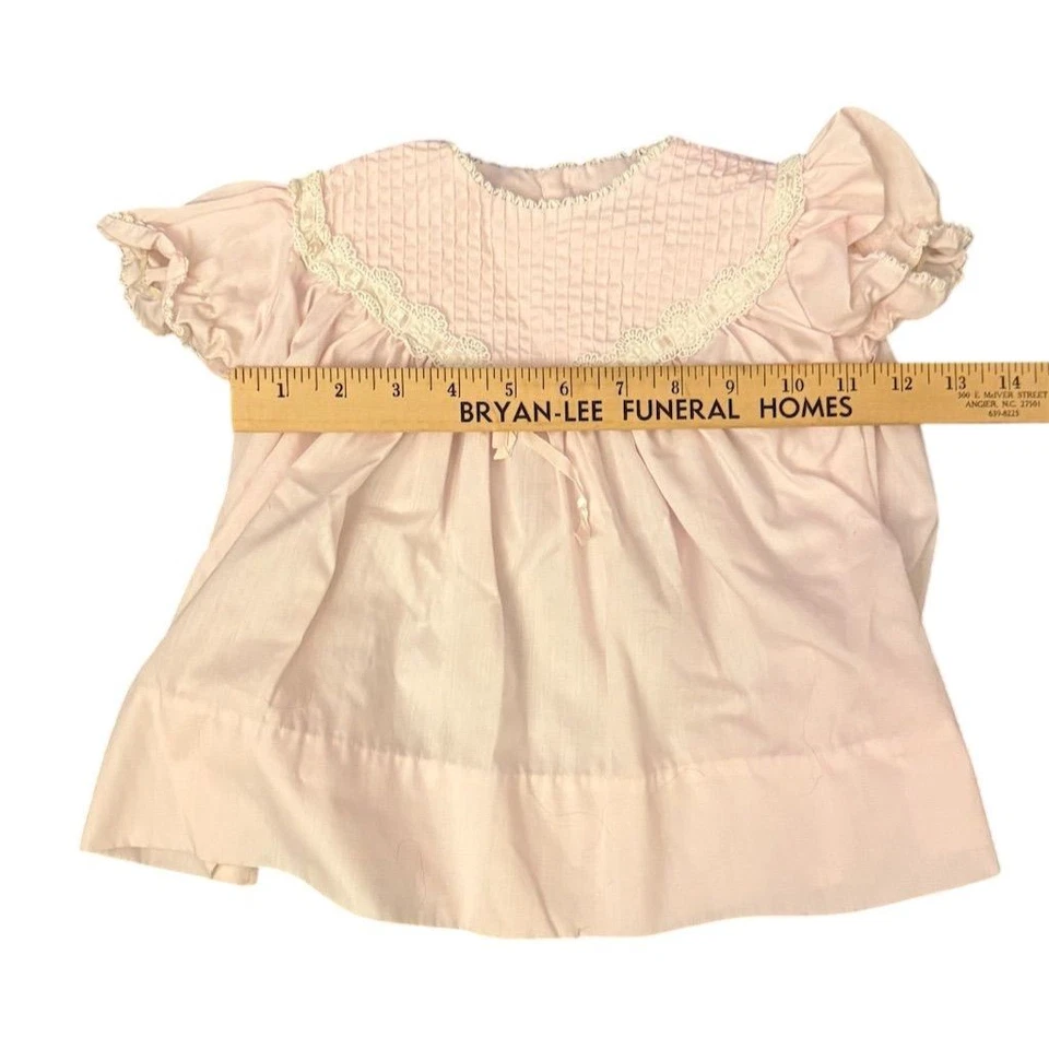 Vestido de bebé vintage Little One rosa 12-18M ribete de encaje formal línea A encaje pin tuck Foto 4 de 4