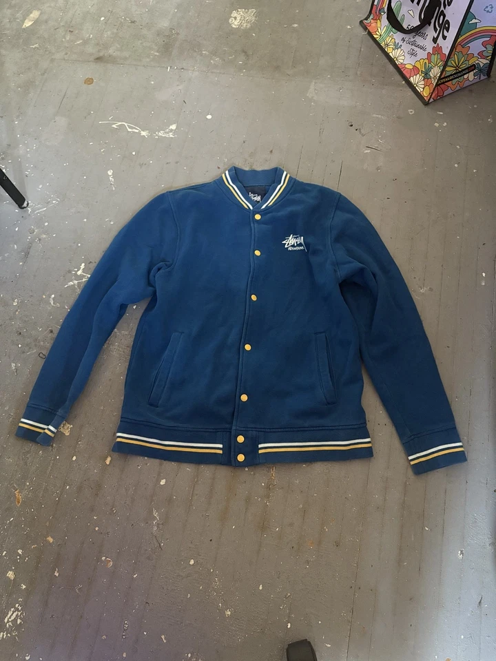 Chaqueta Universitaria Bombardero Vintage Stussy World Tour LANA (EXTRA GRANDE) Azul y Amarillo Foto 2 de 4