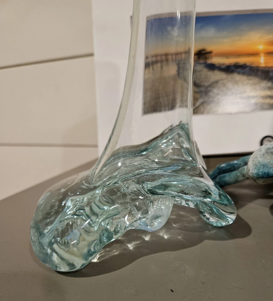 Jarrón pequeño escultórico de vidrio fundido verde azulado Foto 3 de 4