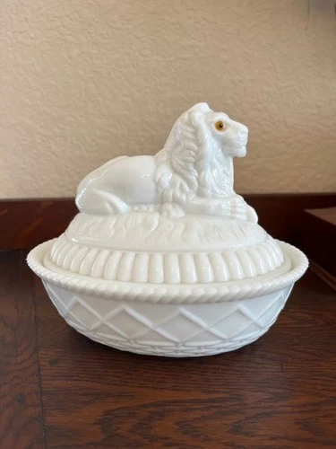Vintage Westmoreland Milk Glass ATTERBURY LION Covered Dish with Amber Eyes