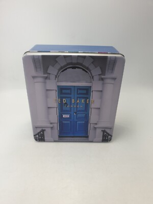 RED BAKER LONDON QUADRATISCHE GEFORMTE LEERE BLECHDOSE BLAUE TÜR LONDON STADTHAUS INNENBILD