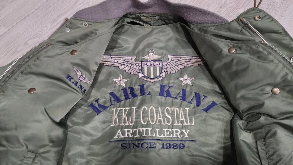 Chaqueta de bombardero Karl Kani 2 en 1 Air Command Foto 4 de 4