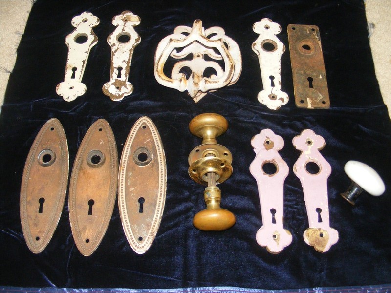 Lot Antique Door Knobs & 9 Hardware Back Plates & Door Knocker