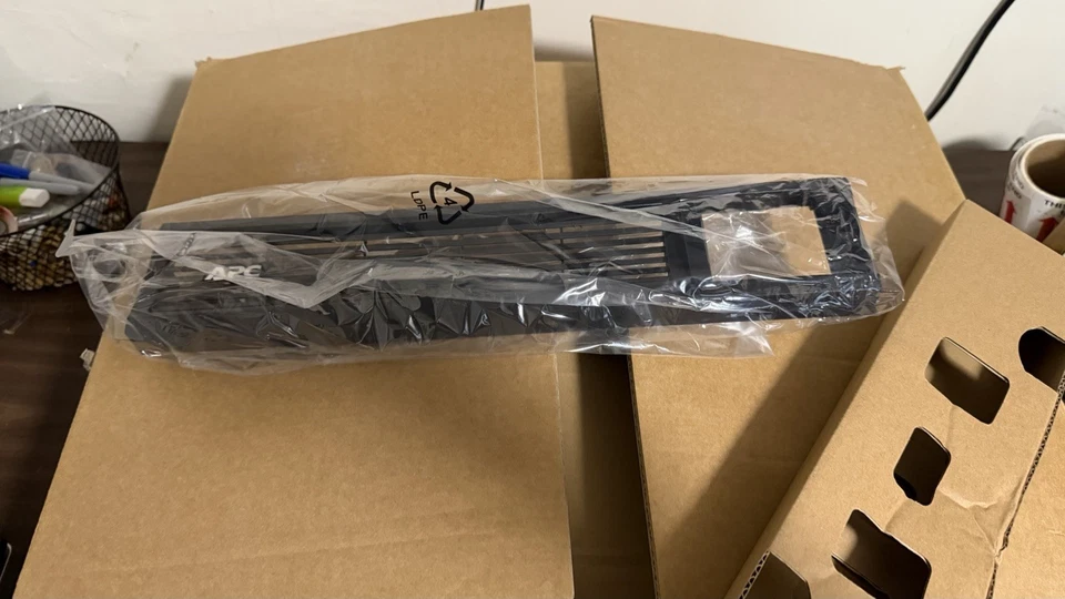 APC SMART SMT1000RM2UC UPS 1000 VA LCD RM 2U 120 V with SmartConnect In Box - Image 3 of 4