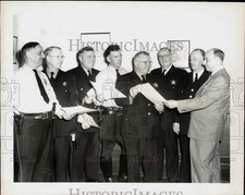 1950 Press Photo Policemen Awarded By I.S. Anoff Of Chicago Convention Bureau