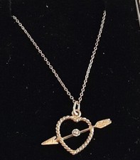 HALSKETTE 9 KT GOLD HERZ MIT AMOR PFEIL & EINZELNER MITTIGER DIAMANT - HERAUSRAGEND