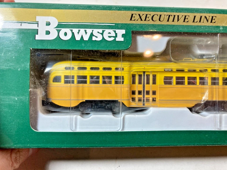 Novo na caixa Bowser Executive Line 12552 PCC Los Angeles Road# 1052 amarelo - Imagem 2 de 4