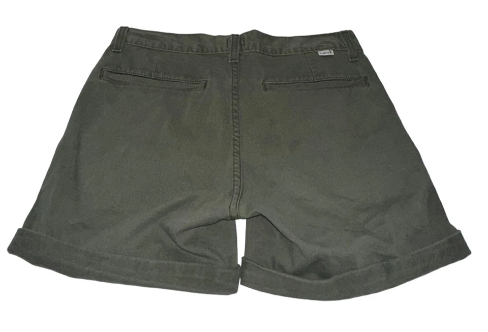 Pantalones cortos chinos Levi’s para mujer frente plano talla 26 verde Foto 2 de 4