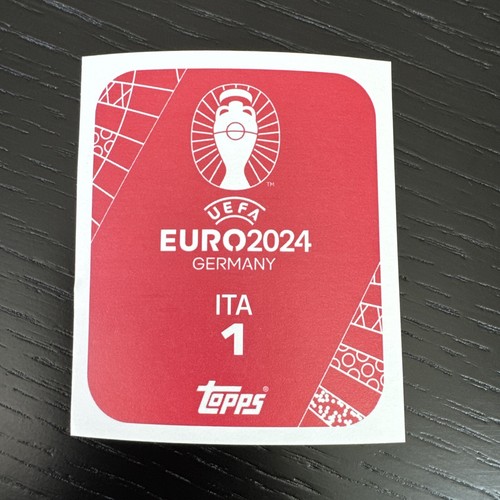 Adesivo TOPPS EURO UEFA 2024 - Emblema Italia ITA 1 - Edizione svizzera parallela ROSA - Foto 2 di 2