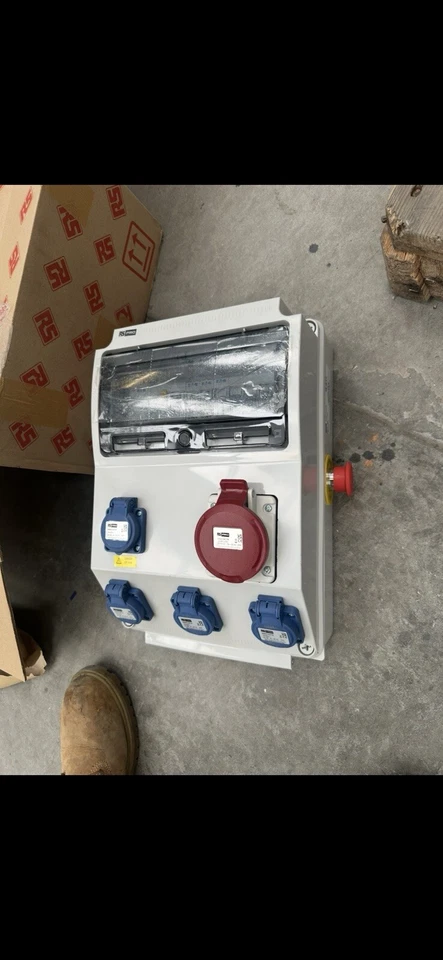 RS PRO IP44 Industrial Power Plug, switchgear Rated At 32A, 400 V  - Image 2 of 3