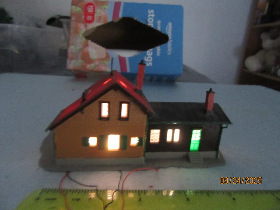 N - Kibri 7408 LED Illuminated Trainstation "REICHENBACH" w/ Benches & People - Image 4 of 4