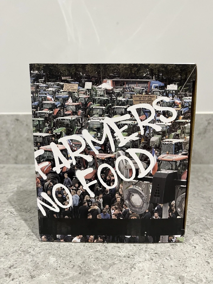 Universal Hobbies UH6352 - New Holland T7.225 - No Farmers, No Food - 1:32 - New - Image 4 of 4