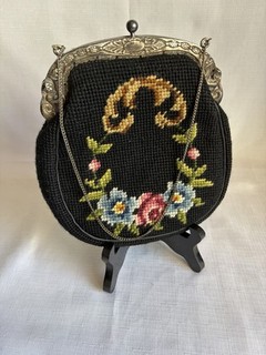 Antike Petit Point Gobelin Abendtasche mit kunstvollem 800er Silberbügel (1900)