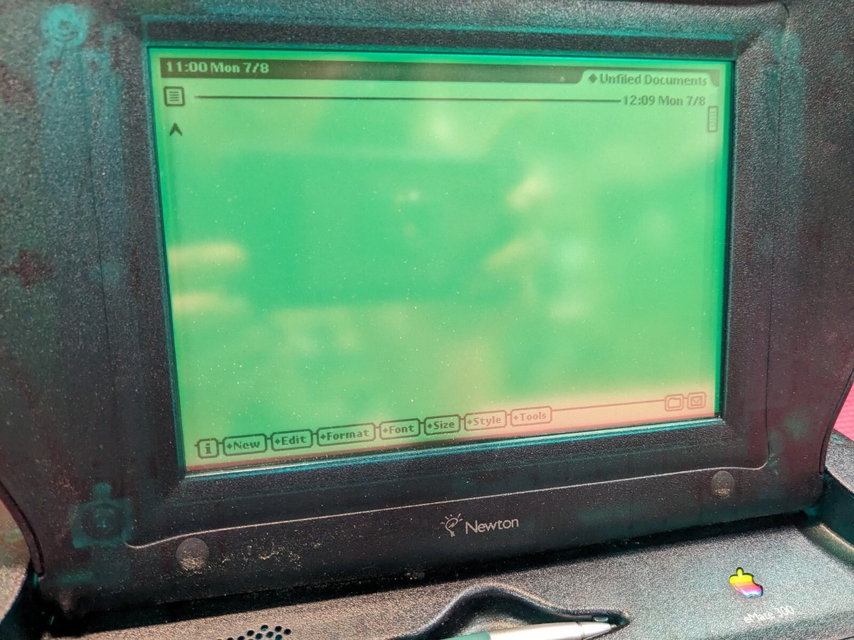 Vintage Apple Newton EMATE 300 Green PDA *Works, Bad Batt/Hinge