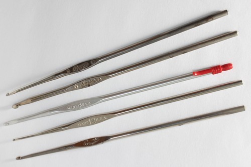 Vintage Crochet Hooks Lot of 5 - Boye & Susan Bates - Mixed Sizes 0 3 4 5 12