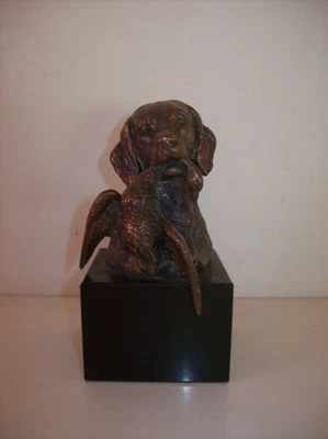 Sculpture en bronze - Tête de chien sur socle tenant dans sa gueule un canard - Photo 1/4